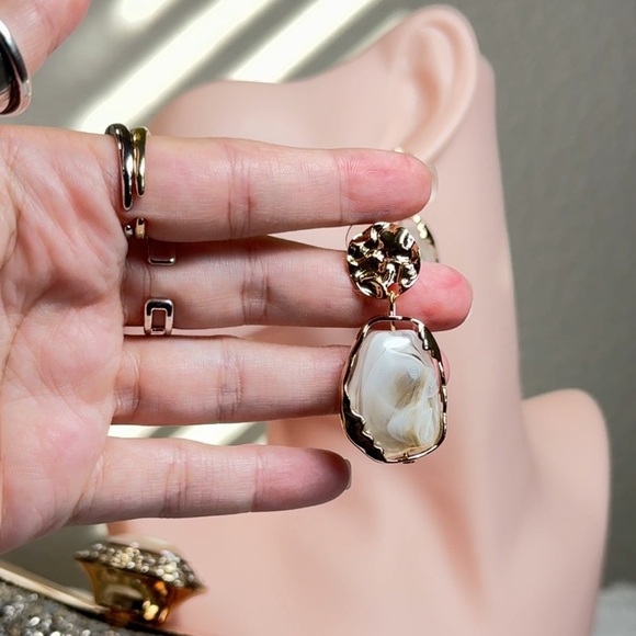 ⚜️ Elegant Gold and Cream Brown Stone Earrings - Picture 3 of 7